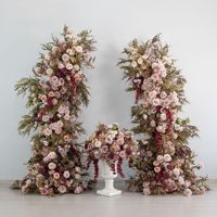 Ensemble de piliers floraux artificiels rose poudré et bordeaux, arrangement de roses blush et herbes séchées en soie pour mariage et Saint-Valentin