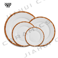 Ensemble exquis d'assiettes en porcelaine Design à bords dorés inspiré du bambou pour une table de mariage élégante