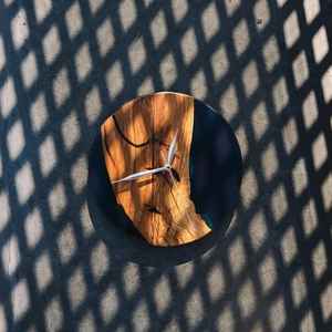 Reloj de Pared Moderno de Resina y Madera, Hecho a Mano, Duradero, Elegante, Estilizado y Funcional, Perfecto para la Sala de Estar - Product Image 1