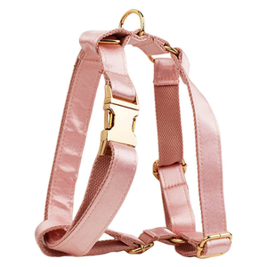 Ensemble de harnais de luxe en satin pour animaux de compagnie avec logo personnalisé, collier anti-traction, laisse, nœud papillon et harnais en forme de H - Product Image 5