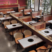 Ensemble de meubles modernes pour restaurant, café, table en marbre, banquette en cuir marron orange et chaises en rotin pour café
