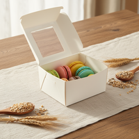 Personnalisez 16 petits macarons de Noël dans un emballage de boîte transparente, avec fenêtres et séparateurs en papier