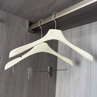 Beige Glänzende Kunststoff-Kleiderbügel Mantelbügel Kleiderbügel für Einzelhandelsgeschäfte Boutique-Display Bekleidungsgeschäft Hotel- und Heimgebrauch