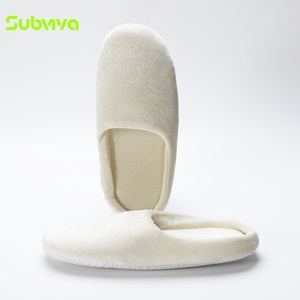 Chaussons d'hôtel de luxe OEM en tissu doux à talon fermé, antidérapants avec semelle à picots, jetables pour hôtels et spas - Product Image 2