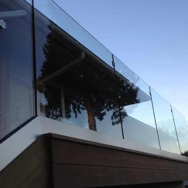 Ringhiera senza telaio in vetro temperato con canale a U in alluminio montato su balcone a basso prezzo
