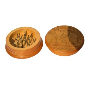 Broyeur à herbes Om en bois naturel très demandé – Outil de broyage pour épices et herbes, idéal pour la cuisine et les usages à base de plantes - Product Image 1