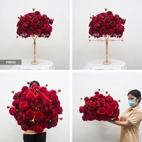 Boule de fleurs artificielle réaliste DKB de 50 cm, idéale pour les centres de table de mariage et les entreprises de location d'événements