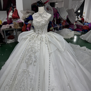 Vestido de Novia Moderno y Elegante XSS303, Estilo Halter sin Mangas, Corte Imperio, Cola de Capilla, con Lentejuelas, Flores, Encaje y Apliques de Cristal - Product Image 4