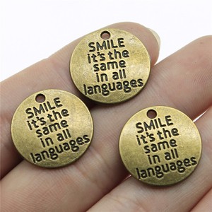 จี้รูปยิ้มตัวอักษรภาษาอังกฤษขนาด 20 มม. น้ำหนัก 1.8 กรัม ใช้ได้กับทุกภาษา - Product Image 3