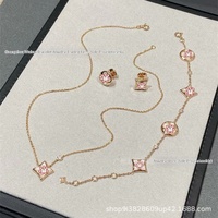 Kalung Bunga Berujung Runcing Bentuk Berlian Emas V Kelas Atas untuk Wanita, Elegan, Motif Semanggi Berdaun Empat, Rantai Bambu Cangkang Putih Merah Muda
