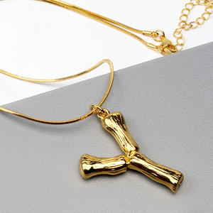 Collar con Colgante de Letra Inicial de Bambú Grande de la A a la Z Dorado en Oferta para Unisex - Product Image 4