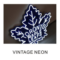 Logo au néon blanc de renard, imprimé feuilles d'érable de renard