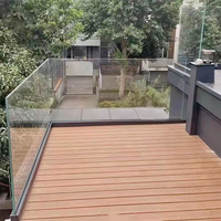Système de balustrade moderne en acier inoxydable et verre avec panneaux transparents résistants à l'eau pour escalier de villa et zone de balcon