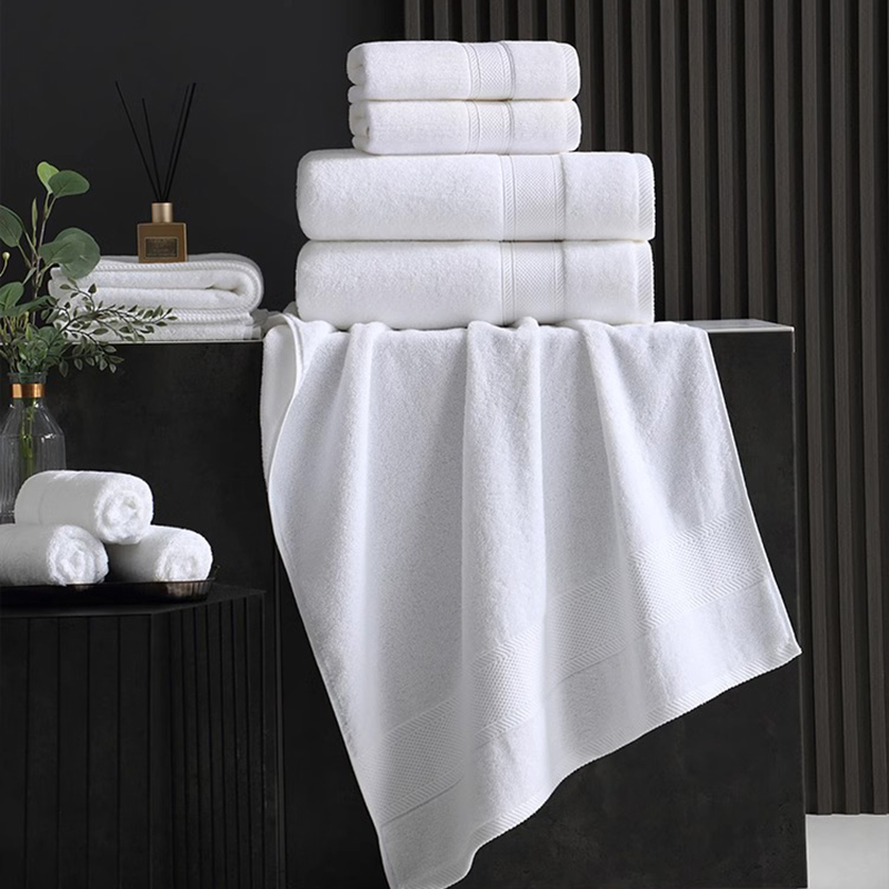 Serviette à bordure en satin à rayures