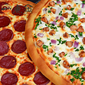 Fausse pizza pour la photographie, avec fromage, basilic et bœuf, accessoire de présentation personnalisé pour vitrine de restaurant - Product Image 1