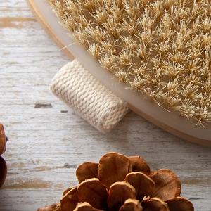 Cómodo agarre cepillo de ducha anticelulítico de mano cerdas de jabalí Natural cepillo de cuerpo ovalado exfoliante seco de madera - Product Image 4