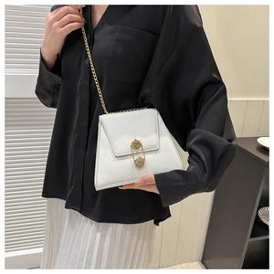 I-0949 Factory <b>Women</b> Hnadbags Fashion Solid Color <b>Crossbody</b> <b>Bag</b> Lock Chain <b>Bag</b> Trapezoidal <b>Small</b> square <b>Bags</b> - Product Image 2