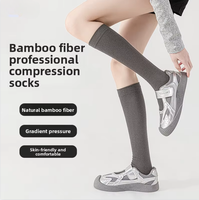 Chaussettes de compression en bambou ODM, couleur unie, respirantes pour le sport et le fitness, la course à pied, la corde à sauter, mi-mollet