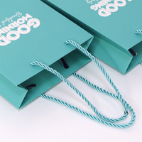 Sac en papier de Noël personnalisé, sac cadeau en carton rigide avec logo de marque, poignée en ruban élégante, emballage promotionnel pour vêtements