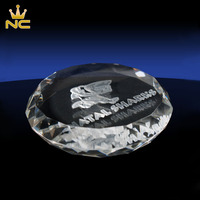 Vente en gros de presse-papiers à prisme de pierres précieuses rondes personnalisées, presse-papiers en verre à relief 3D taillé en diamant pour cadeaux de trophée de cristal