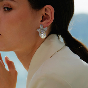 Orecchini a perno bicolore a forma di giglio, eleganti orecchini pendenti effetto perla da donna - Product Image 4