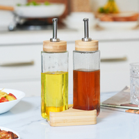 Vente en gros bouteille distributeur d'huile d'olive et de vinaigre en verre de luxe de qualité support en bois avec bec en métal et bambou