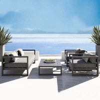 Ensemble de canapés d'extérieur au design nordique moderne avec cadre carré, coussins imperméables, canapé de salon de jardin, table basse et table d'appoint