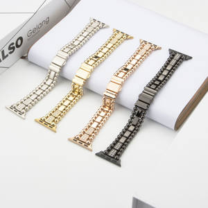 <span class=keywords><strong>Bracelet</strong></span> de luxe en métal pour dames avec chaîne <span class=keywords><strong>Bracelet</strong></span> de montre intelligent avec breloque pour <span class=keywords><strong>Apple</strong></span> <span class=keywords><strong>Watch</strong></span> Series 9 8 <span class=keywords><strong>7</strong></span> <span class=keywords><strong>Bracelet</strong></span> pour femmes filles - Product Image 5