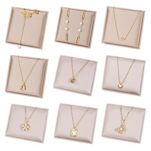 Collier ras du cou tendance pour femme en acier inoxydable plaqué or 18 carats avec pendentif cœur en perles et zircon, style émeraude, vente en gros - Product Image 1