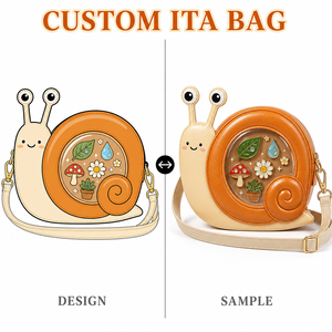 Sac à dos Ita personnalisé mignon en forme d'escargot, corps crème, coque rembourrée orange, en similicuir texturé, avec fenêtre ronde transparente et breloque scintillante, style Kawaii - Product Image 1