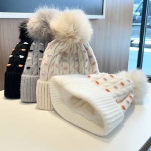 Gorro de Punto Jacquard con Puntos de Color Sólido, Forrado de Felpa, Grueso, Cálido para Exteriores, con Pompón, Moderno, Suave y Acogedor para Viajar - Product Image 1