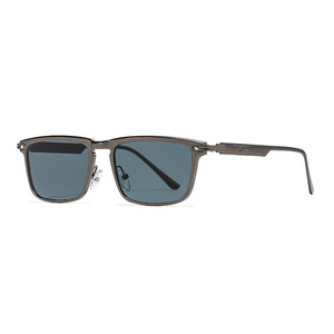 Nuevas Gafas de Sol Unisex Europeas Americanas con Marco Metálico, Protección UV400, Lentes Cuadradas Negras de PC para Conducir y Uso en Exteriores - Product Image 5