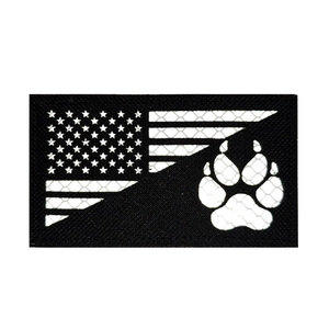 Badge pour chien en résine écologique, motif drapeau américain, avec paillettes réfléchissantes infrarouges, motif griffe en tissu, multicolore, support auto-agrippant en option - Product Image 5