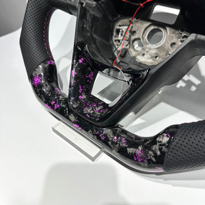 Volante Deportivo LED Personalizado de Fábrica en Fibra de Carbono Forjada Morada con Cuero Negro Perforado y Costuras Rojas, Apto para <span class=keywords><strong>SEAT</strong></span> - Product Image 3