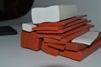 Bande de mousse en silicone plate et carrée pour l'étanchéité et le rembourrage des cadres de portes, des armoires et des panneaux de machines