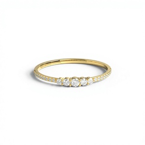 Anillo minimalista chapado en oro de 18 quilates con cinco diamantes redondos graduados para mujer, con banda de diamantes redondos, anillo de media eternidad, joyería fina. - Product Image 1