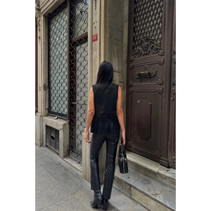 Gilet court en suède noir à franges avec broderie et logo vintage, en tissu tricoté, accessoire de costume - Product Image 1