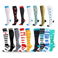 Vente en gros de chaussettes de compression personnalisées anti-fatigue et soulagement de la douleur pour le cyclisme, le football et les sports