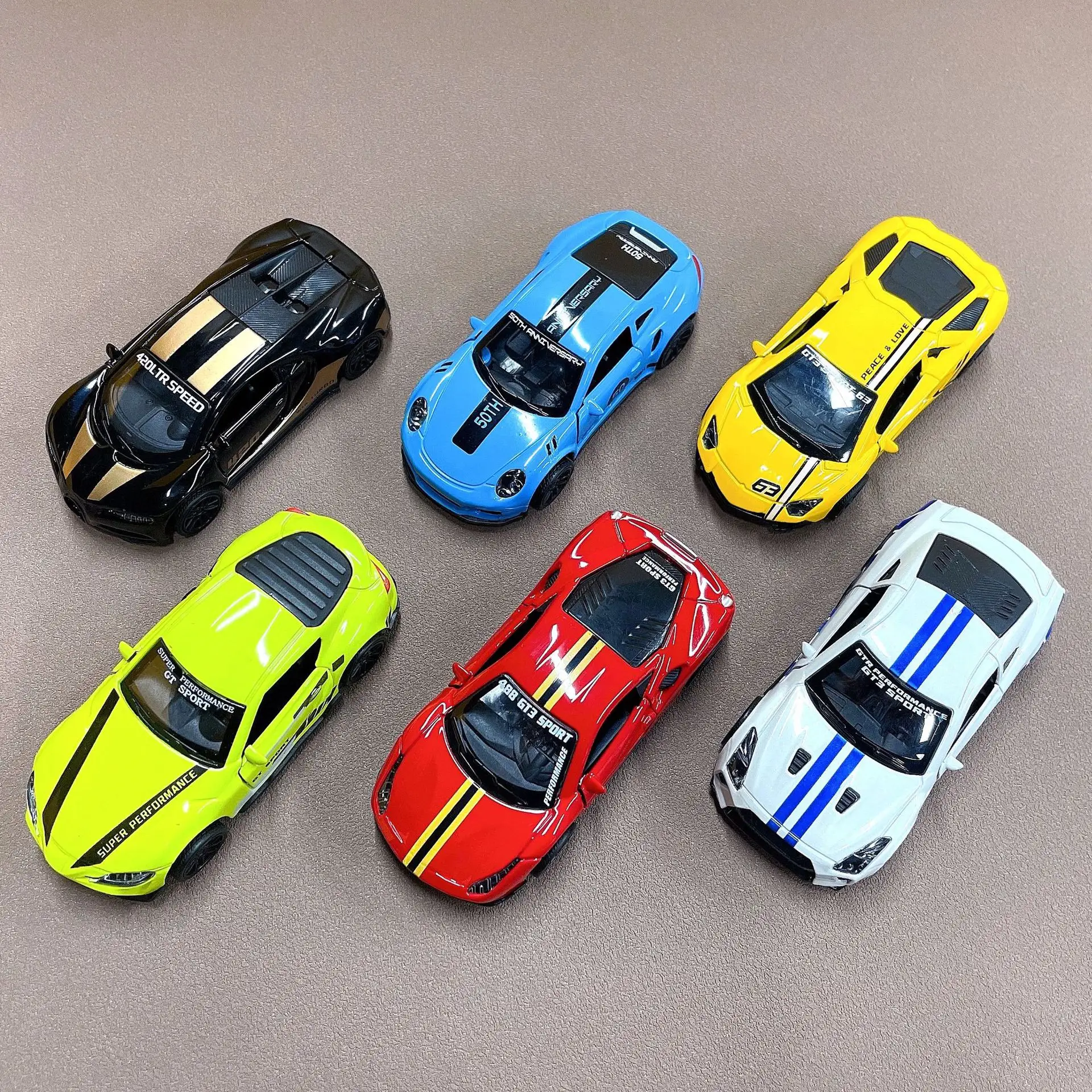 Alaşım retro acousto-optik üç kapı spor araba 1:43 altı renk hibrid alaşım benzetilmiş retro spor diecast araç modelleri