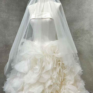 Vestido de Novia Moderno NT64 con Cuello Barco, Encaje, Apliques de Cristal y Flores 3D - Product Image 6