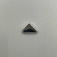 Plaques métalliques triangulaires écologiques anti-corrosion, quincaillerie haut de gamme pour la décoration d'uniformes, foulards et vêtements, commande en gros