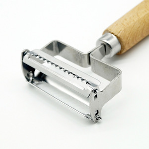 Cuchillo y Rallador de Acero Inoxidable de Doble Uso con Mango de Bambú para Frutas y Verduras - Product Image 4