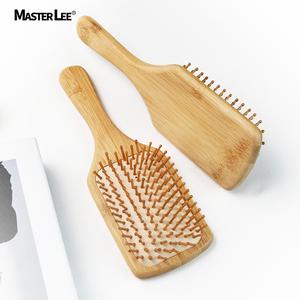 Spazzola Districante Quadrata in Legno Organico di Bambù con Cuscinetto d'Aria e Etichetta Personalizzabile - Product Image 1