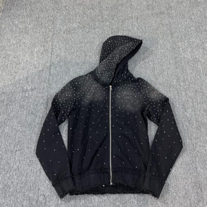 Felpa con Cappuccio Vintage Personalizzata da Uomo, Effetto Invecchiato, Stampa DTG, Strass sul Cappuccio, Polsini a Triplo Strato, Stile Streetwear - Product Image 1
