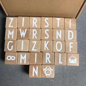 Blocs carrés en bois de hêtre 26 lettres de l'alphabet imprimées grands cubes - Product Image 2
