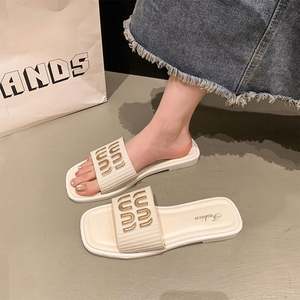 Sandales plates antidérapantes personnalisées pour femmes, avec décoration métallique, tendance mode, plateforme pour chaussons, confortables et résistantes pour l'été - Product Image 4