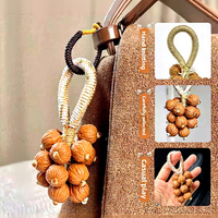 Pendentif anti-stress artisanal en perles de noyer naturel pour le jeu manuel et la décoration quotidienne