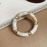 Bracelet large et épais pour femmes, de couleur beige neutre, à texture marbrée douce et tourbillonnante