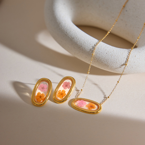 Collana J&<span class=keywords><strong>D</strong></span> Jewelry in acciaio inossidabile placcato <span class=keywords><strong>oro</strong></span> 18 carati con fiore ovale essiccato, vero fiore rosa arancione conservato in resina. - Product Image 3