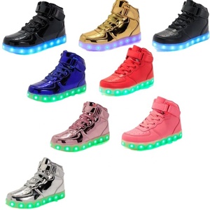 Baskets montantes LED lumineuses en cuir verni couleur unie, à lacets, bout rond, semelle extérieure en caoutchouc, semelle intermédiaire en EVA, style marche toutes saisons - Product Image 1